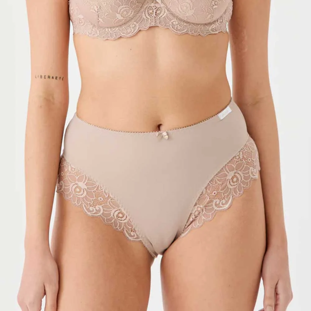 bombacha alta t.2/4 lycra c/puntilla